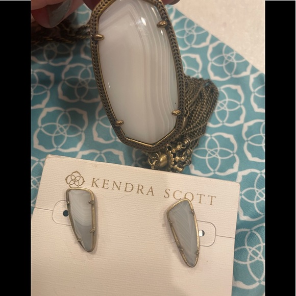 Kendra Scott Everett Stud Earrings, white banded agate, antique brass, beautiful - Picture 9 of 9